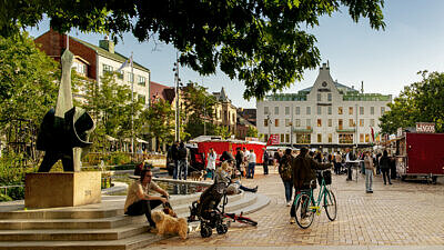 Illustration med människor på ett torg