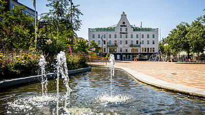 Stora torg i Eslöv med vattenspelet i förgrunden.