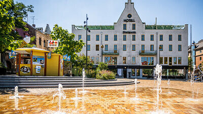 Stora torg i Eslöv med fontän och hotellet i bakgrunden.