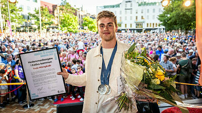 Truls Möregårdh när han hyllades på torget i Eslöv efter OS.