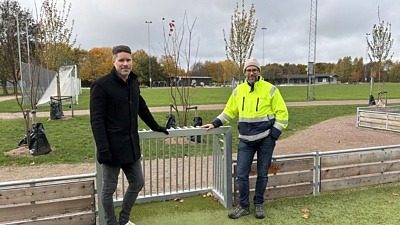 Två män står på en fotbollsplan