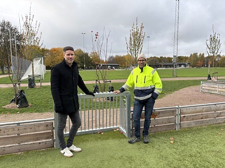 Två män står på en fotbollsplan