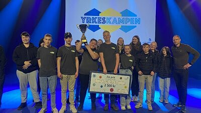 Eleverna i klass 8C på Ölyckeskolan visar pokalen de vann på tävlingen Yrkeskampen 2024