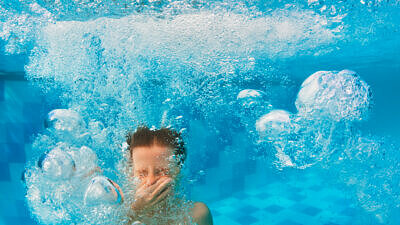 Pojke dyker i en pool