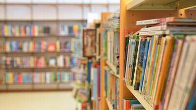 Böcker i en bokhylla på ett bibliotek