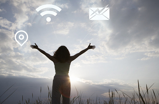 Kvinna sträcker upp armar mot himlen. Symboler för mail, uppkoppling. bredabnd syns som grafiska symboler runt kvinnan