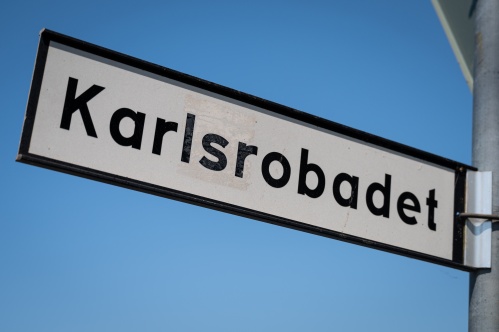 Gatuskylt som det står Karlsrobadet på.