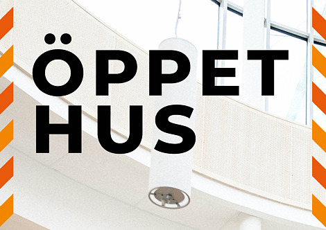 Ett fönster inne i Carl Engströmgymnasiet med texten "ÖPPET HUS"
