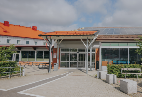 En bild på ingången till skolbyggnaden Carl Engström-skolan