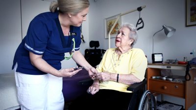 Sjuksköterska signerar digitalt inför patient