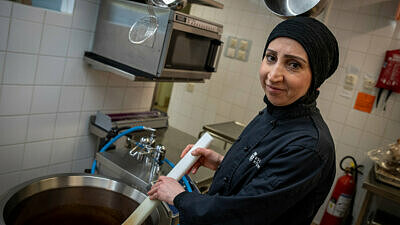 Ramia Tlas jobbar på Majkens, stadshusets restaurang.