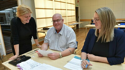 Helena Heintz, kommunsekreterare, Tony Hansson, valnämndens ordförande, och Helena Nilsson, nämndssekreterare, räknar de sista EU-rösterna