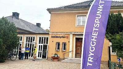 Flagga med text trygghetspunkt. Lokal Svenska kyrkan, Eslöv
