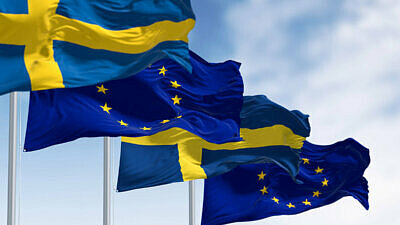 EU-flaggan och svenska flaggan sida vid sida