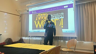 Den unga rapparen Zuego läser upp en av sina låtar till eleverna.