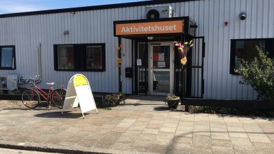 Ingången till Aktivitetshuset