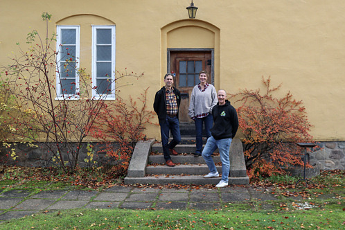 Projektledarna för LINK står framför ett gult hus