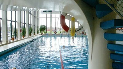 Stora bassängen med hopptornet i förgrunden
