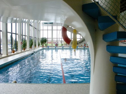 Stora bassängen med hopptornet i förgrunden