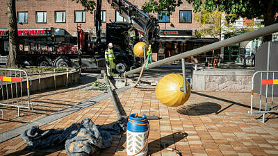 Nya lampor sattes upp vid Stora torg i Eslöv under hösten.