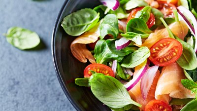 en färgglad sallad