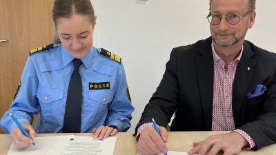 Polisen och kommunen undertecknar medborgarlöften.