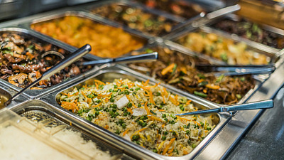 Buffé med olika maträtter på fat