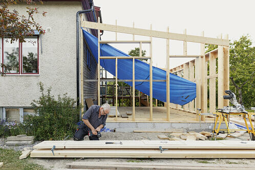 En man bygger ett uterum