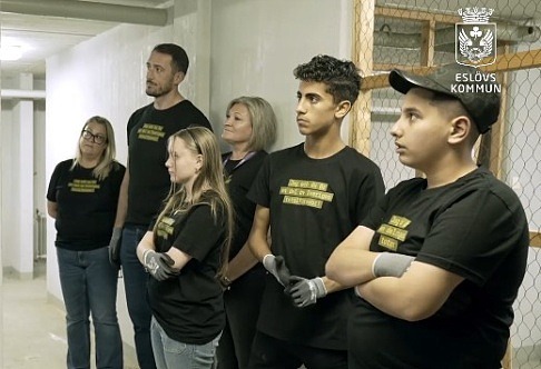 En grupp ungdomar i ett skyddsrum