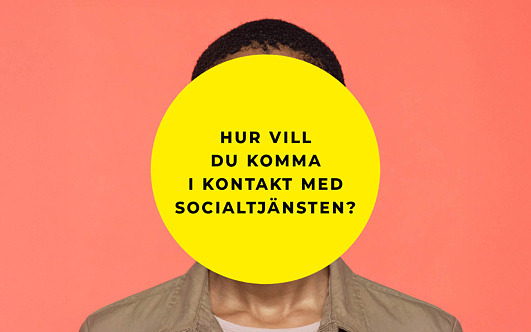 En människa med en persikofärgad bakgrund och en gul cirkel som täcker ansiktet. I den gula cirkeln står det "Hur vill du komma i kontakt med socialtjänsten?"