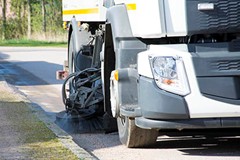 En lastbil som sopar gator