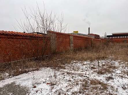 Foto på stena tomten i eslöv samt en mur i bakgrunden