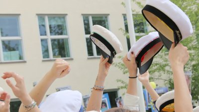 Studentmössor i luften