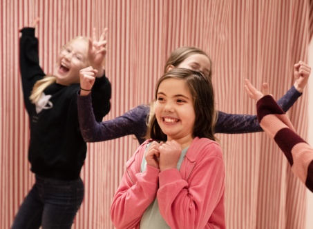 Tre flickor i lågstadieåldern spelar teater