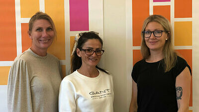 I dokumentärserien ”Vi obehöriga” får vi följa Emine Gonzalez, Emma Natt och Dag och Sandra Nylander i Eslöv.